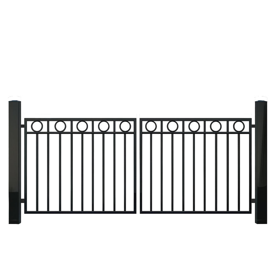 Nyckelby är en elegant smidesgrind med tidlös form och återhållsamma detaljer som smälter in i de flesta miljöer. Den ger ett lyft både till privata villatomter och till mer representativa entréer.